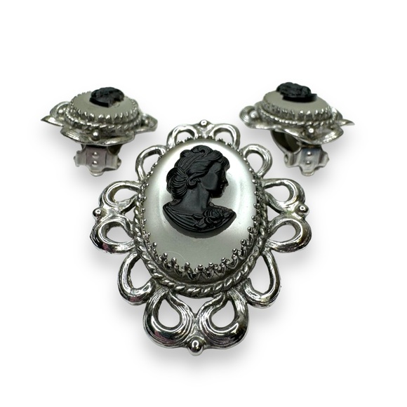 Whiting & Davis Co Matte Cameo Silvertone Brooch Clip On Earrings - Picture 2 of 10
